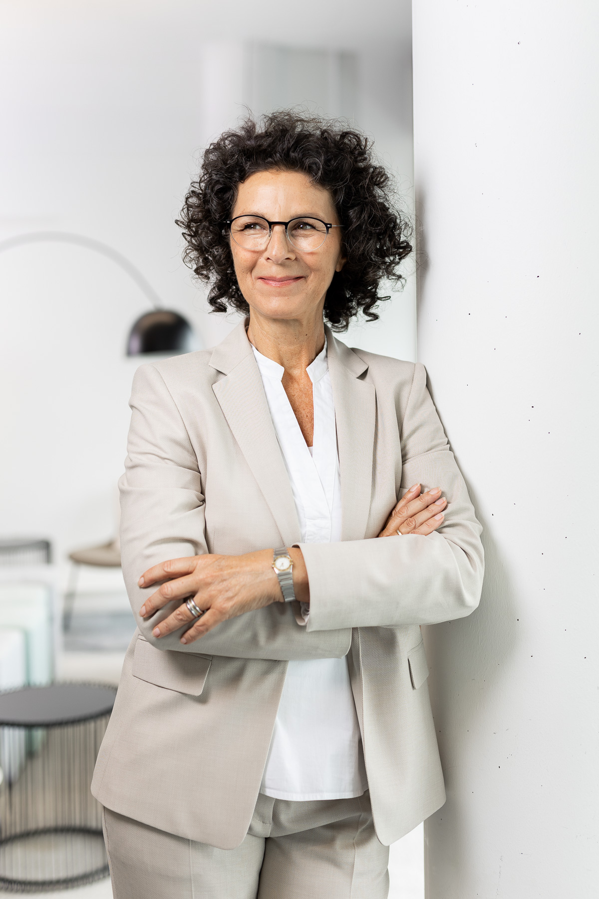 Scherin Beuther, Coach für Führungskräfte, stehend im Büro